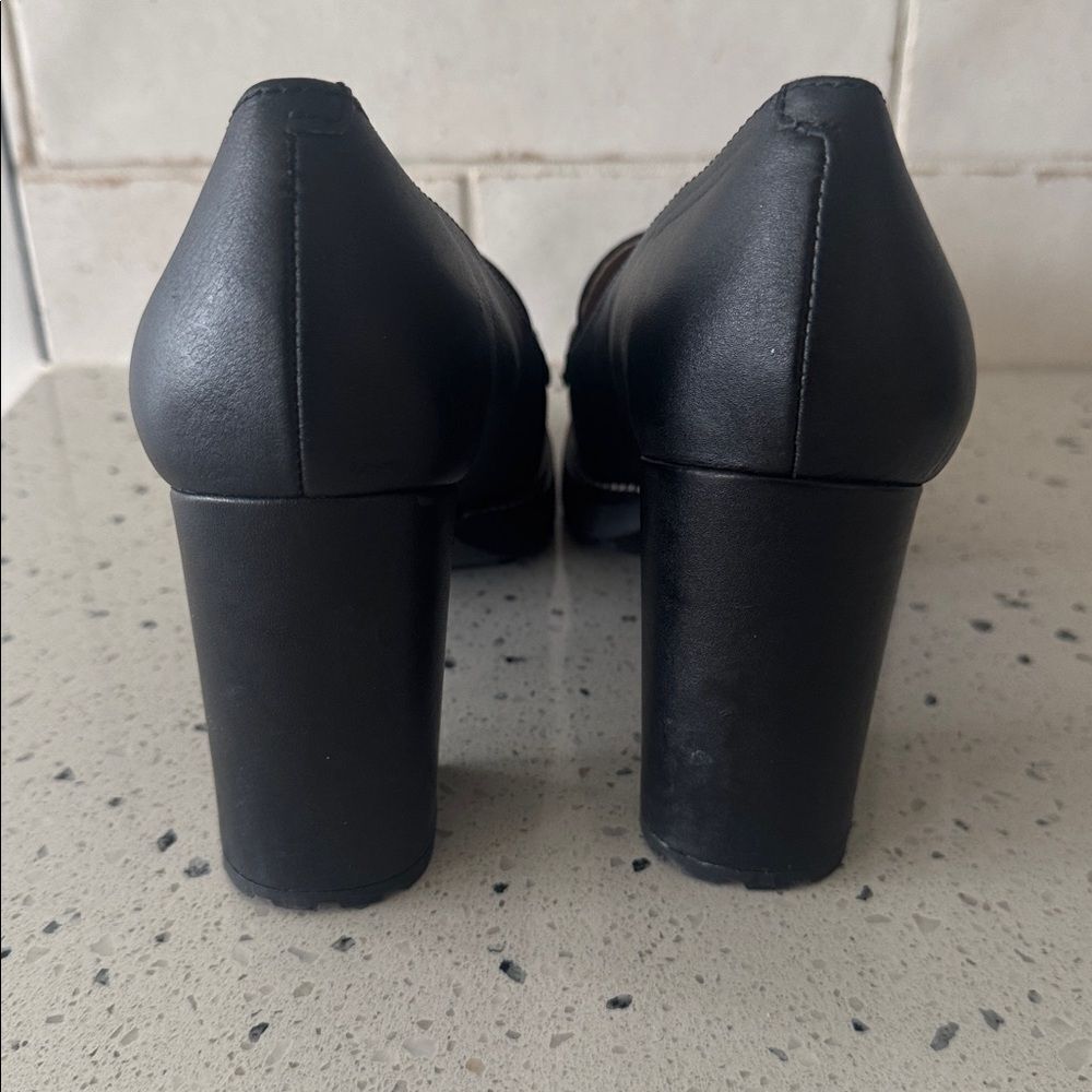 Naturalizer Callie-Moc Black Leather Block Heel Loafers Gold Chain Size 9.5 EUC - Picture 3 of 12